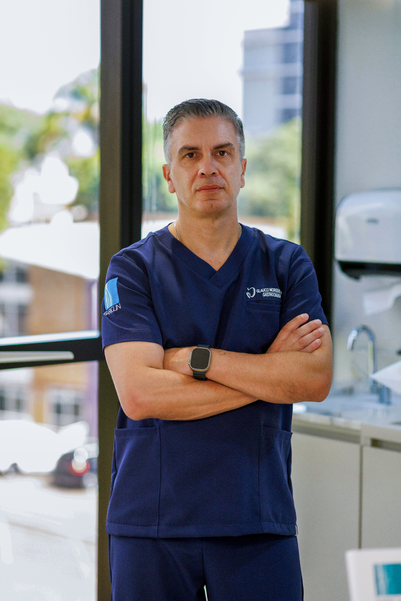 Dr. Glauco em planejamento cirúrgico